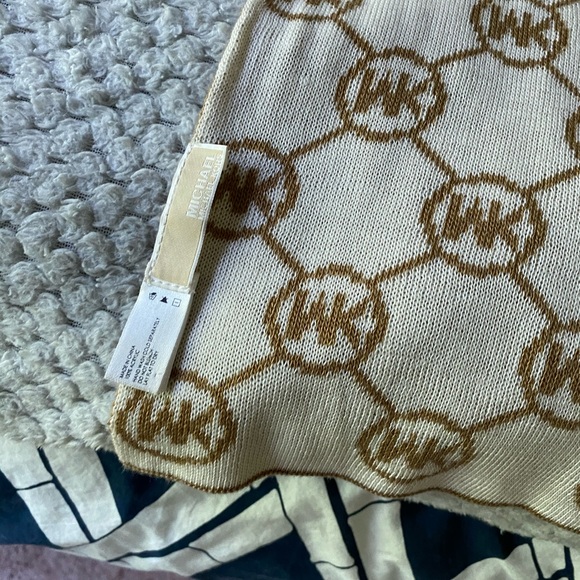 Michael kors scarf - Picture 3 of 4